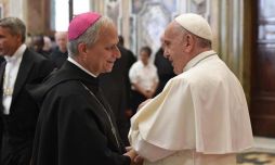 El cardenal Prevost y el Papa Francisco