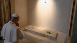 20250510 León XIV rindiendo homenaje al difunto papa Francisco frente a su tumba en la Basílica de Santa María la Mayor de Roma