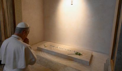 20250510 León XIV rindiendo homenaje al difunto papa Francisco frente a su tumba en la Basílica de Santa María la Mayor de Roma