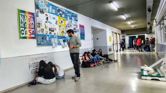 Estudiantes secundarios lanzan una original campaña contra el bullying