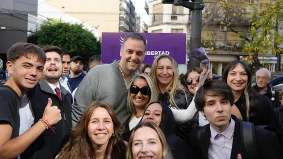 20250510 Manuel Adorni recorrió barrios porteños junto a Karina Milei