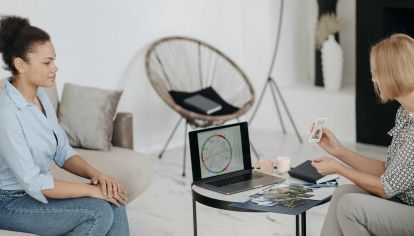 Con la luna en fase final y el cambio de signo solar cada vez más cerca, la semana propone introspección, acción cuidadosa y decisiones alineadas con el deseo real. ¿Qué parte de vos necesita ser escuchada?
