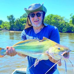 Tucunaré amarelo, la especie que predomina en el Guaporé. Toma muy bien señuelos y moscas, dando una pelea intensa y feroz.