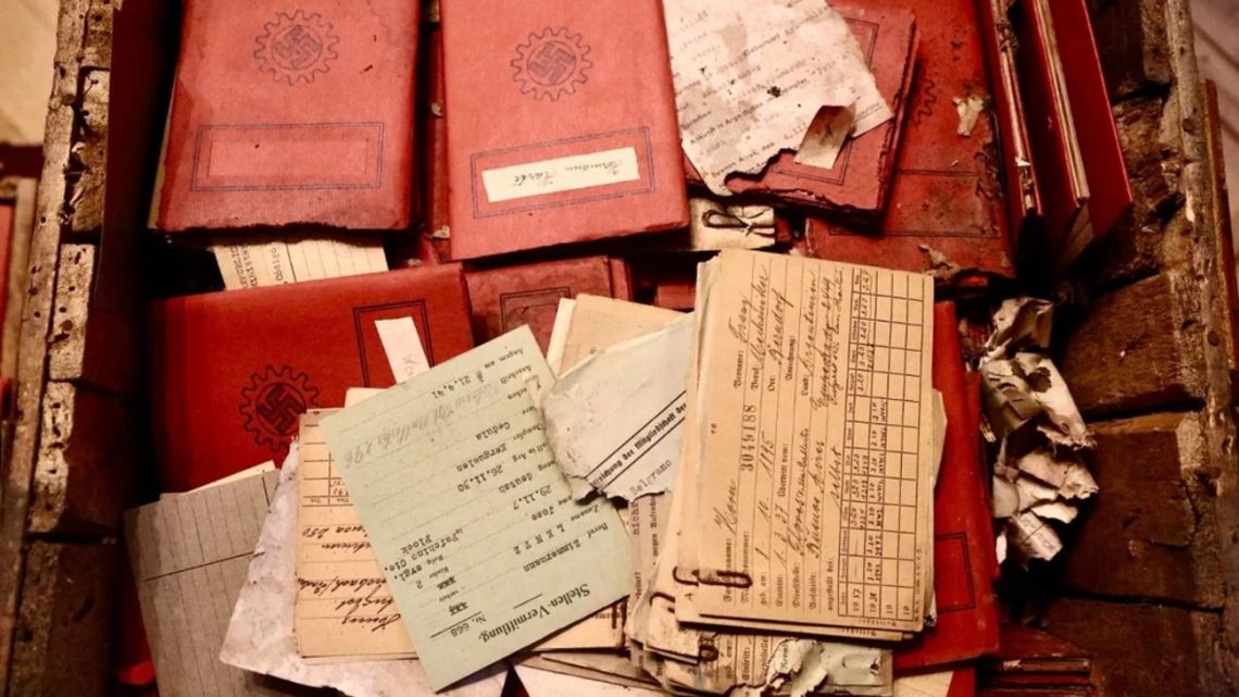 Argentina's judiciary has discovered hundreds of documents and membership cards from Nazi organisations in boxes stored in the Supreme Court's archives.