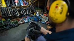 Eliminan requisitos para comerciantes de armas.