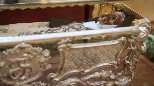 La "milagrosa" incorrupción del cuerpo de Santa Teresa de Jesús, exhibido 440 años después de su muerte