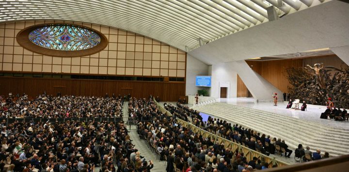 Esta fotografía muestra una vista general de una audiencia con representantes de los medios de comunicación por parte del Papa León XIV, en el Aula Pablo VI del Vaticano.