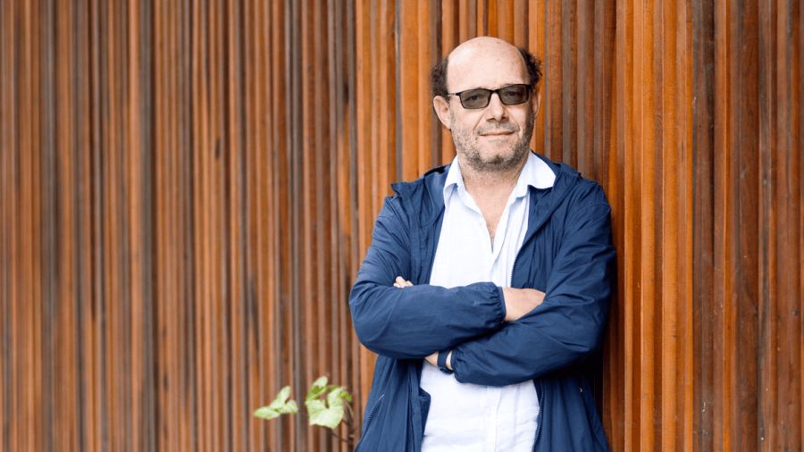 Ezequiel Fernández Moores, periodista: “la política manipula casi cualquier pasión popular”