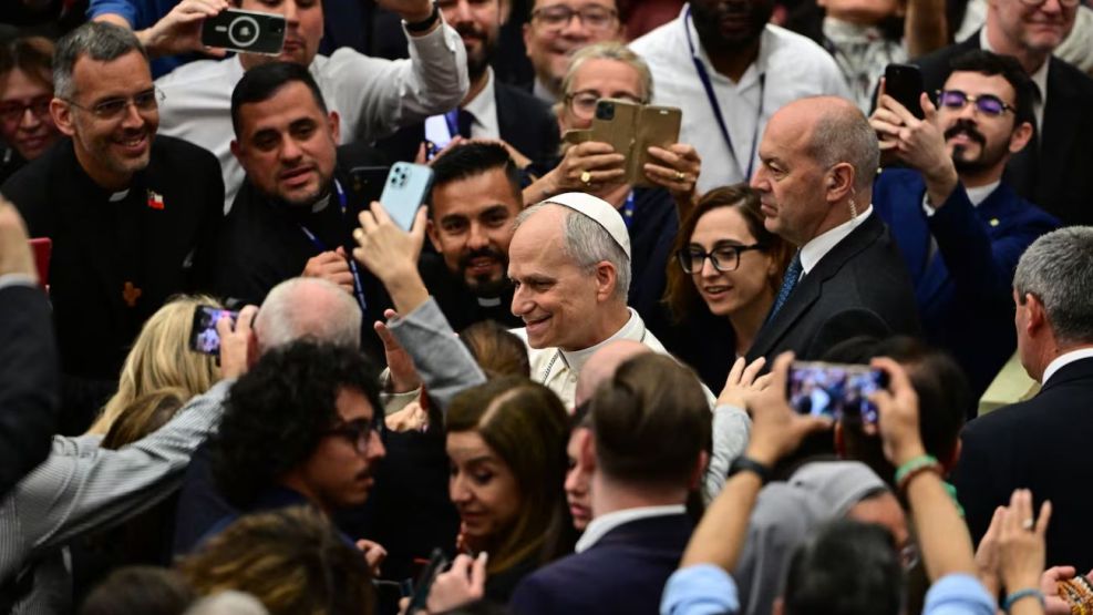 El papa León XIV recibió a la prensa en el Vaticano y pidió la liberación de periodistas detenidos