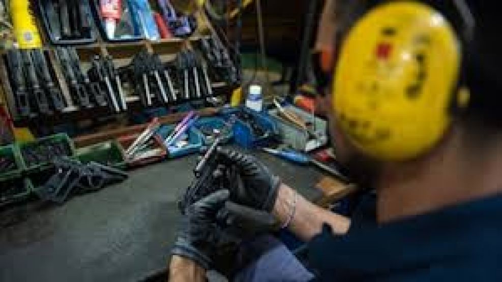 Eliminan requisitos para comerciantes de armas.