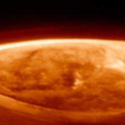 Las auroras se crean cuando partículas de alta energía entran en la atmósfera de un planeta cerca de sus polos magnéticos y chocan con átomos o moléculas de gas.