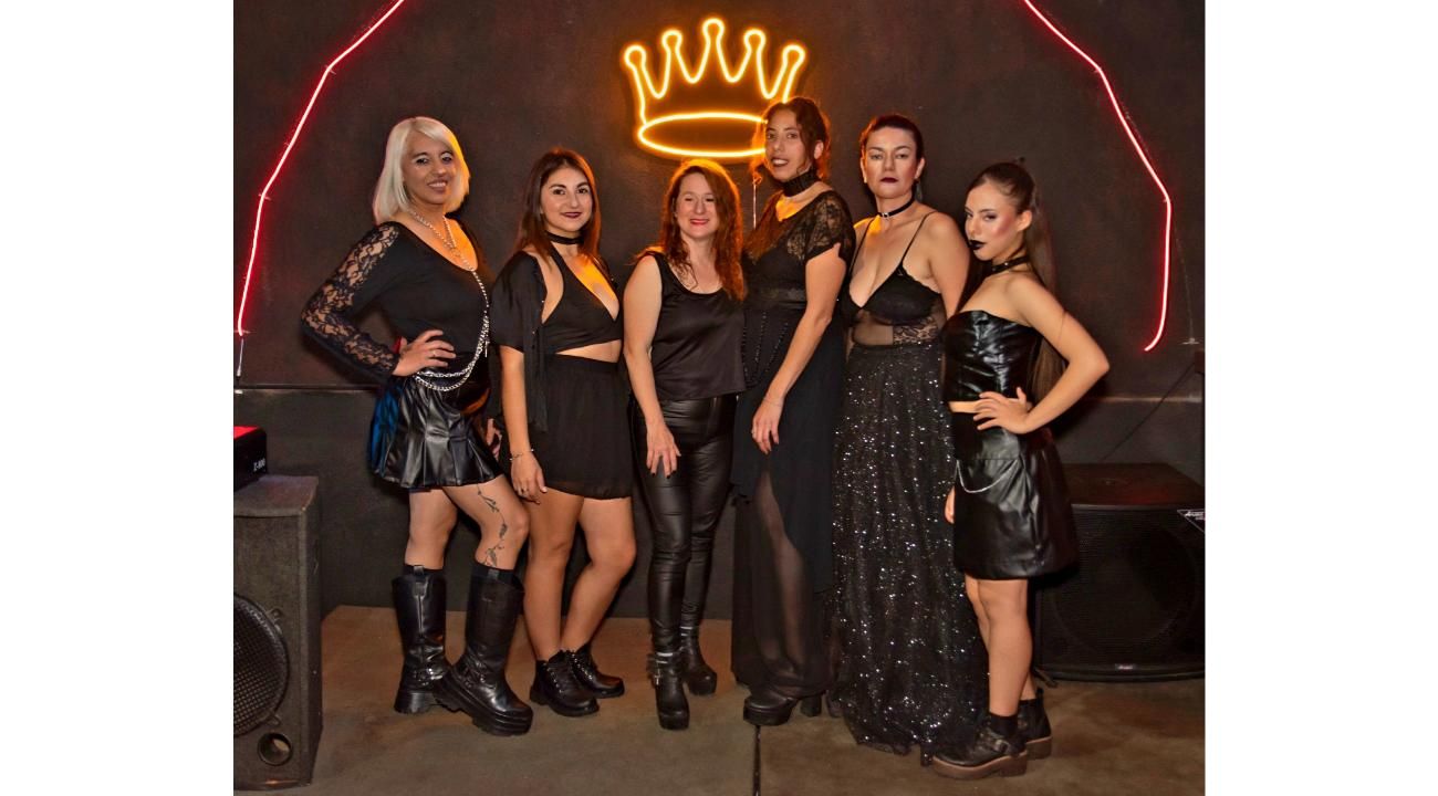 Kaitara Gold desata su esencia rockera y gótica en una pasarela de poder femenino
