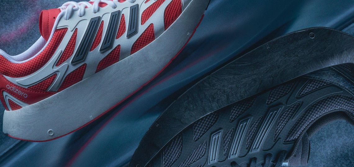 Así se combinan las nuevas zapatillas con estética dosmilera que son furor en la moda urbana