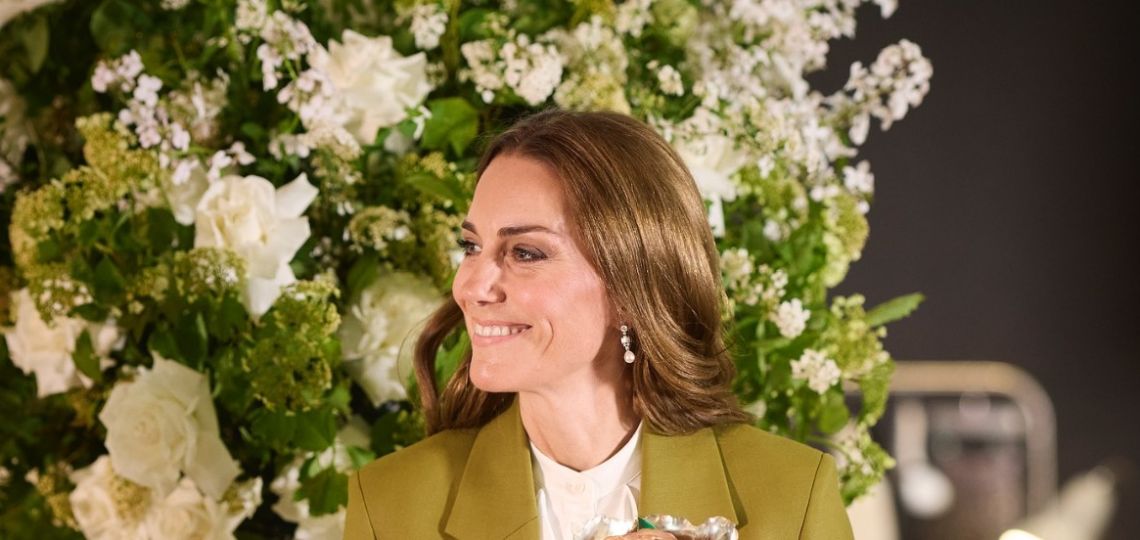 Kate Middleton combina volados y verde oliva, demostrando como se llevan las tendencias