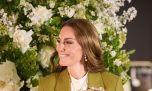 Kate Middleton combina volados y verde oliva, demostrando como se llevan las tendencias