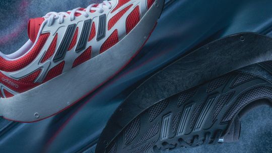 Así se combinan las nuevas zapatillas con estética dosmilera que son furor en la moda urbana