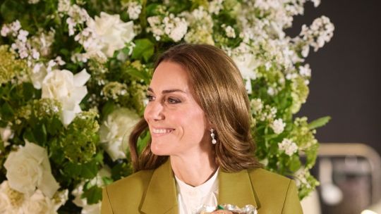 Kate Middleton combina volados y verde oliva, demostrando como se llevan las tendencias