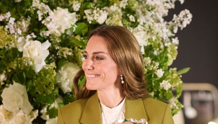 Kate Middleton combina volados y verde oliva, demostrando como se llevan las tendencias