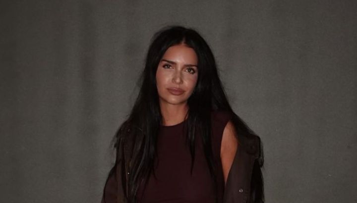 Zaira Nara marca tendencia con un look total brown: encaje y plataformas con el color del momento