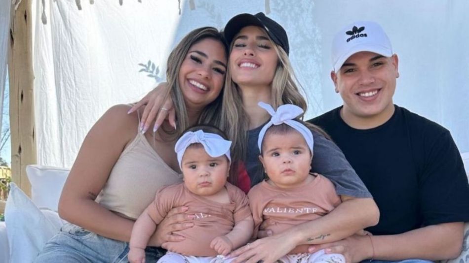 Juli Poggio le puso sus "primeros tacones" a las hijas gemelas de Daniela Celis y Thiago Medina
