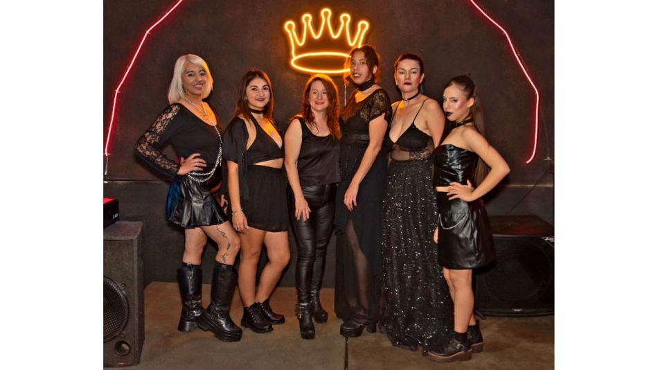 Kaitara Gold desata su esencia rockera y gótica en una pasarela de poder femenino