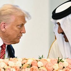 El emir de Catar, el jeque Tamim bin Hamad al-Thani y el presidente estadounidense, Donald Trump, conversan en el Palacio Real de Doha. Trump aterrizó en el Aeropuerto Internacional Hamad de Doha, con las relaciones entre ambos gobiernos en el punto de mira tras la oferta de Catar a Trump de un avión de lujo de 400 millones de dólares para que sirviera como nuevo Air Force One y luego pasara a su uso personal. | Foto:BRENDAN SMIALOWSKI / AFP