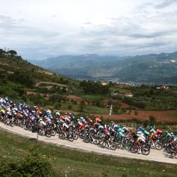 El pelotón avanza en ascenso durante la primera etapa del 108º Giro de Italia, una carrera ciclista de 160 km entre Durres y Tirana (Albania). | Foto:Luca Bettini / AFP