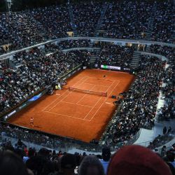 Esta fotografía muestra una vista general de la cancha central mientras el italiano Jannik Sinner juega contra el argentino Mariano Navone durante su partido individual masculino del torneo de tenis ATP Roma Open en el Foro Itálico en Roma. | Foto:PIERO CRUCIATTI / AFP