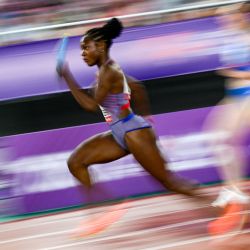 La estadounidense Twanisha Terry compite en la prueba femenina de relevos 4x100 m durante los Relevos Mundiales de Atletismo Guangzhou 25 en Guangzhou, provincia de Guangdong, sur de China. | Foto:Wang Zhao / AFP