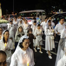 Los fieles siguen la procesión durante la festividad de Nuestra Señora de Fátima en Macao, China. | Foto:Eduardo Leal / AFP