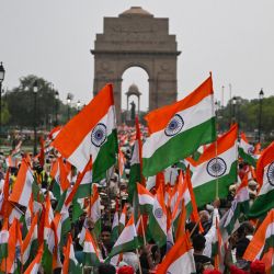 Personas ondeando banderas nacionales indias participan en una manifestación a lo largo del sendero Kartavya, cerca de la Puerta de la India, en solidaridad con las fuerzas armadas en Nueva Delhi, tras el alto el fuego entre Pakistán y la India. | Foto:ARUN SANKAR / AFP