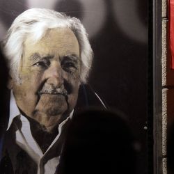 Un retrato del fallecido presidente uruguayo José Mujica se muestra en la sede del Frente Amplio en Montevideo. El expresidente uruguayo (2010-2015), José Mujica, exguerrillero e ícono de la izquierda latinoamericana, falleció a los 89 años. | Foto:Dante Fernández / AFP