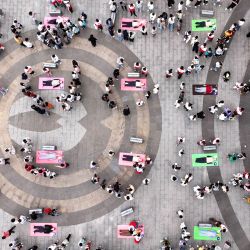 Vista aérea tomada con un dron de voluntarios de la Universidad del Sur de China demostrando técnicas de reanimación cardiopulmonar a estudiantes, en la ciudad de Hengyang, en la provincia de Hunan, en el centro de China. | Foto:Xinhua/Cao Zhengping