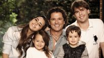 Carlos Vives junto a sus hijos