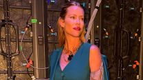 Nicole Neumann apostó por una combinación jugada marcando tendencia: vestido de noche con botas