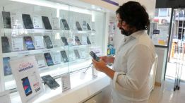 Anuncian baja de impuestos para celulares.