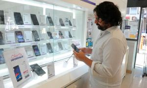 Anuncian baja de impuestos para celulares.