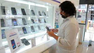 Anuncian baja de impuestos para celulares.