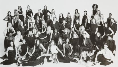 Para conmemorar su aniversario, la marca española lanzó una producción histórica que rinde homenaje a la moda y su evolución. Cincuenta modelos de todas las épocas fueron retratadas por Steven Meisel en una campaña que fusiona pasado, presente y futuro.
