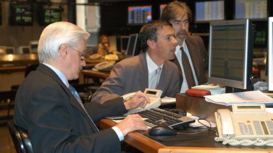 Bonos y ADRs en Wall Street volvieron a subir y el riesgo país cayó a 554 puntos