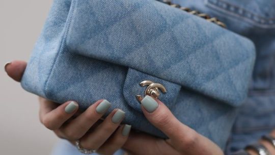 Ideas con jeans y otras prendas en denim para llevar este invierno 2025