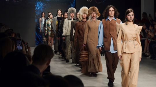 Qué dejó Moscú Fashion Week: 2000 looks, diversidad y una revalorización de las raíces rusas