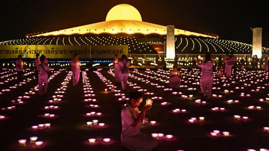 Fotogaleria Devotos budistas se reúnen durante las celebraciones del Día de Visakha Bucha o Día de Vesak en el templo budista Wat Dhammakaya en la provincia de Pathum Thani, al norte de Bangkok, Tailandia.