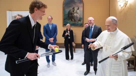Jannik Sinner se convirtió en el primer deportista en visitar al Papa León XIV