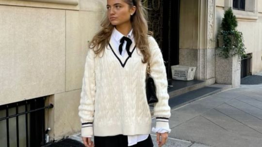 Sweater y falda: cómo llevar la dupla imbatible en primavera