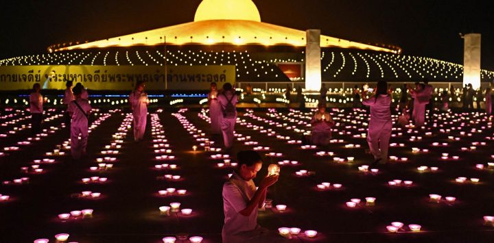 Devotos budistas se reúnen durante las celebraciones del Día de Visakha Bucha o Día de Vesak en el templo budista Wat Dhammakaya en la provincia de Pathum Thani, al norte de Bangkok, Tailandia.
