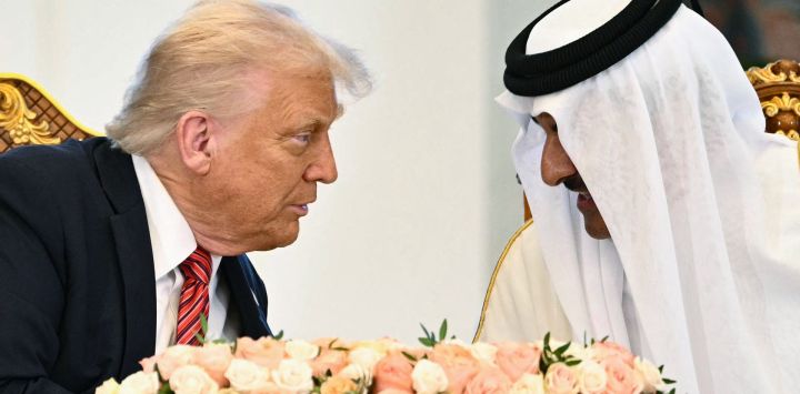 El emir de Catar, el jeque Tamim bin Hamad al-Thani y el presidente estadounidense, Donald Trump, conversan en el Palacio Real de Doha. Trump aterrizó en el Aeropuerto Internacional Hamad de Doha, con las relaciones entre ambos gobiernos en el punto de mira tras la oferta de Catar a Trump de un avión de lujo de 400 millones de dólares para que sirviera como nuevo Air Force One y luego pasara a su uso personal.