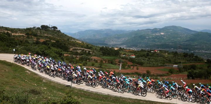 El pelotón avanza en ascenso durante la primera etapa del 108º Giro de Italia, una carrera ciclista de 160 km entre Durres y Tirana (Albania).