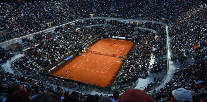 Esta fotografía muestra una vista general de la cancha central mientras el italiano Jannik Sinner juega contra el argentino Mariano Navone durante su partido individual masculino del torneo de tenis ATP Roma Open en el Foro Itálico en Roma.