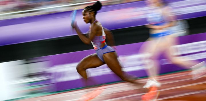 La estadounidense Twanisha Terry compite en la prueba femenina de relevos 4x100 m durante los Relevos Mundiales de Atletismo Guangzhou 25 en Guangzhou, provincia de Guangdong, sur de China.